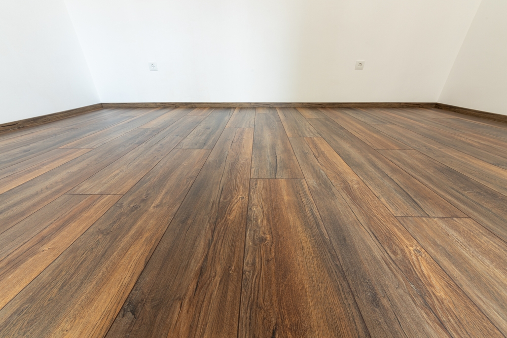 Laminated,wood,floor,with,white,wall.,empty,room,with,floating